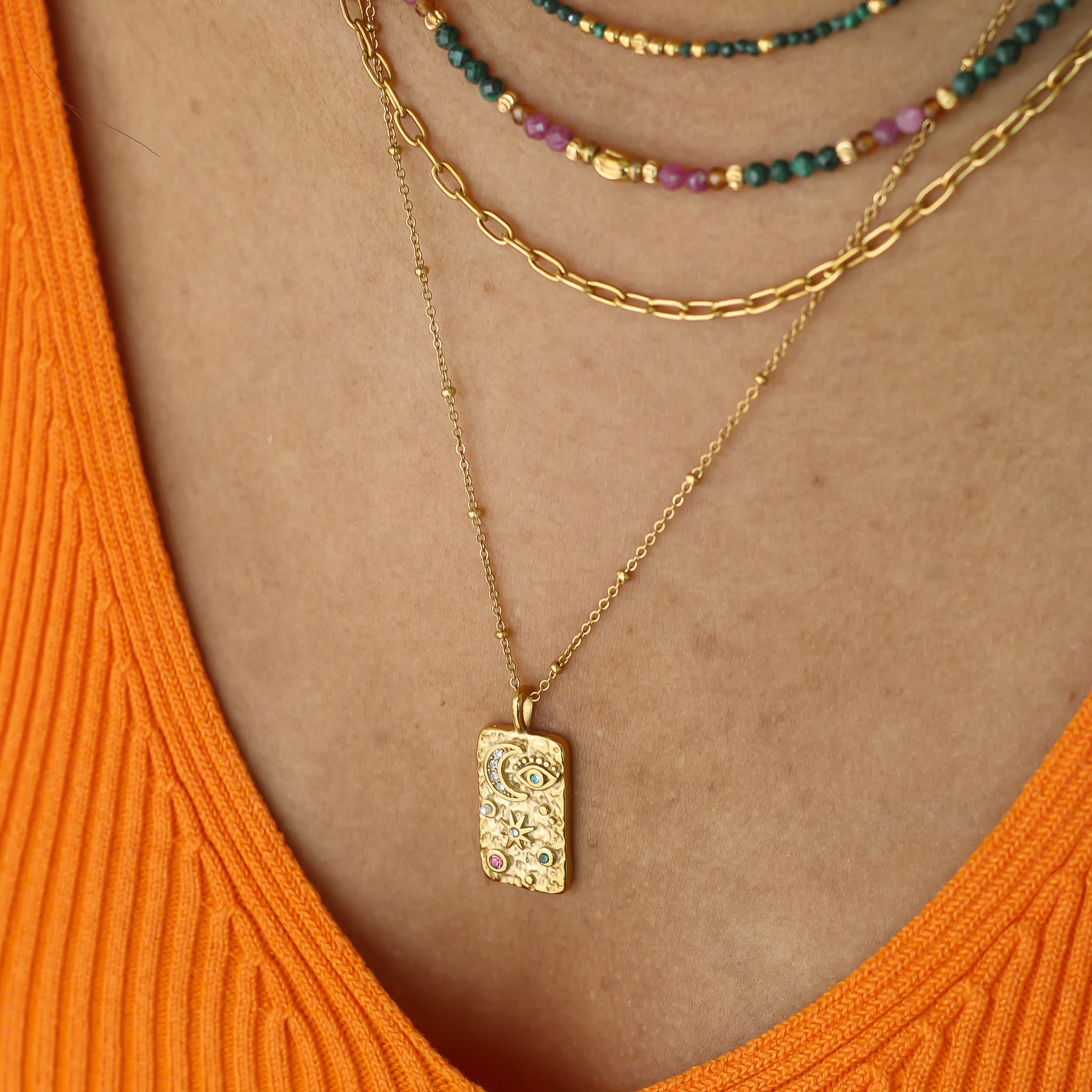 Collier Médaillon Lune, vue rapprochée, Mahny bijoux pierres naturelles.