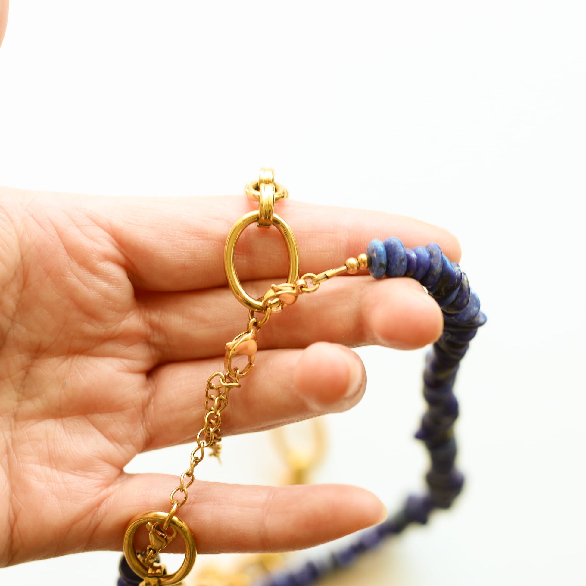 Collier chaîne Cornaline modulable, autre angle, Mahny pierres assemblées main, Paris.