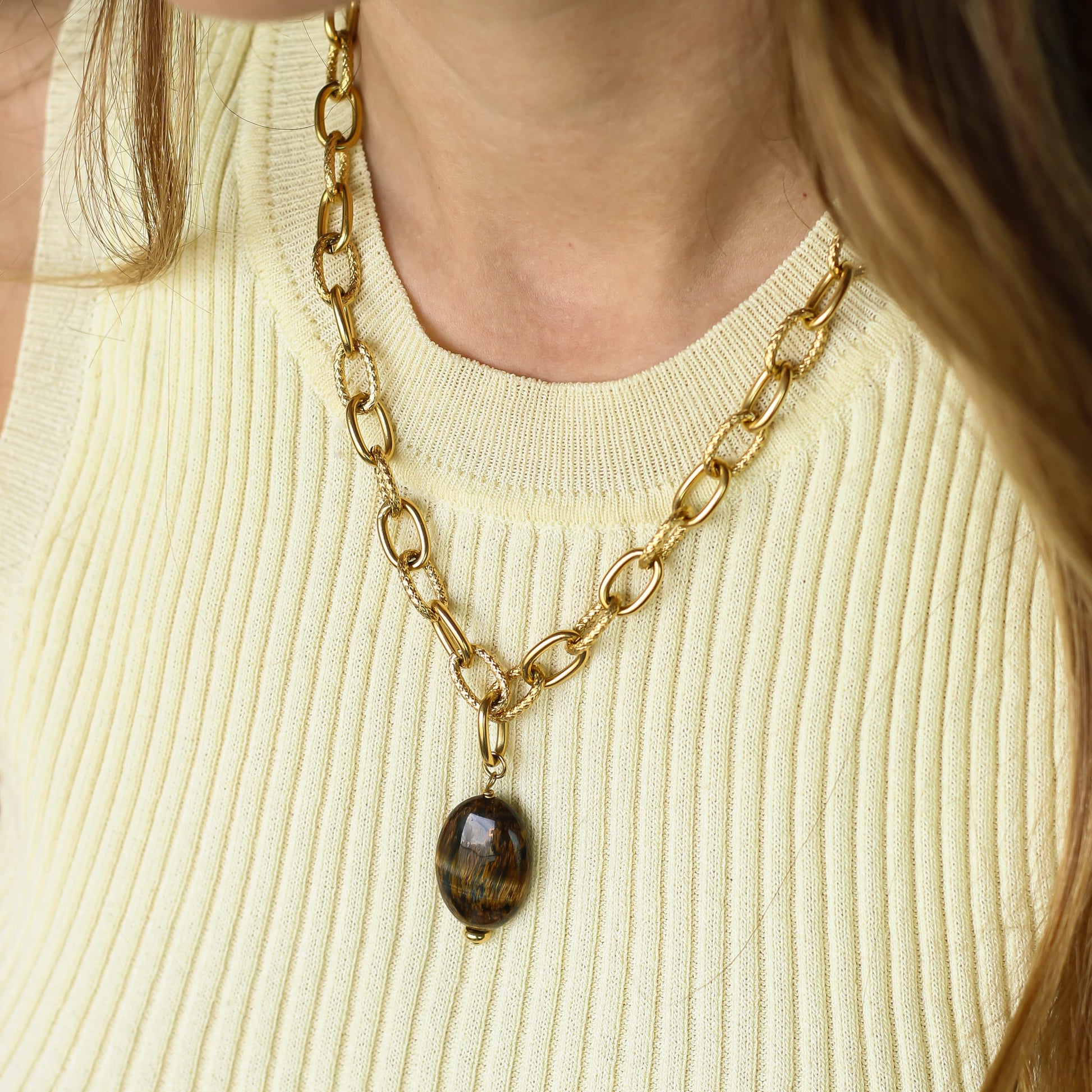 Collier Œil de Tigre chaîne épaisse, vue de profil, Mahny bijoux pierres naturelles.