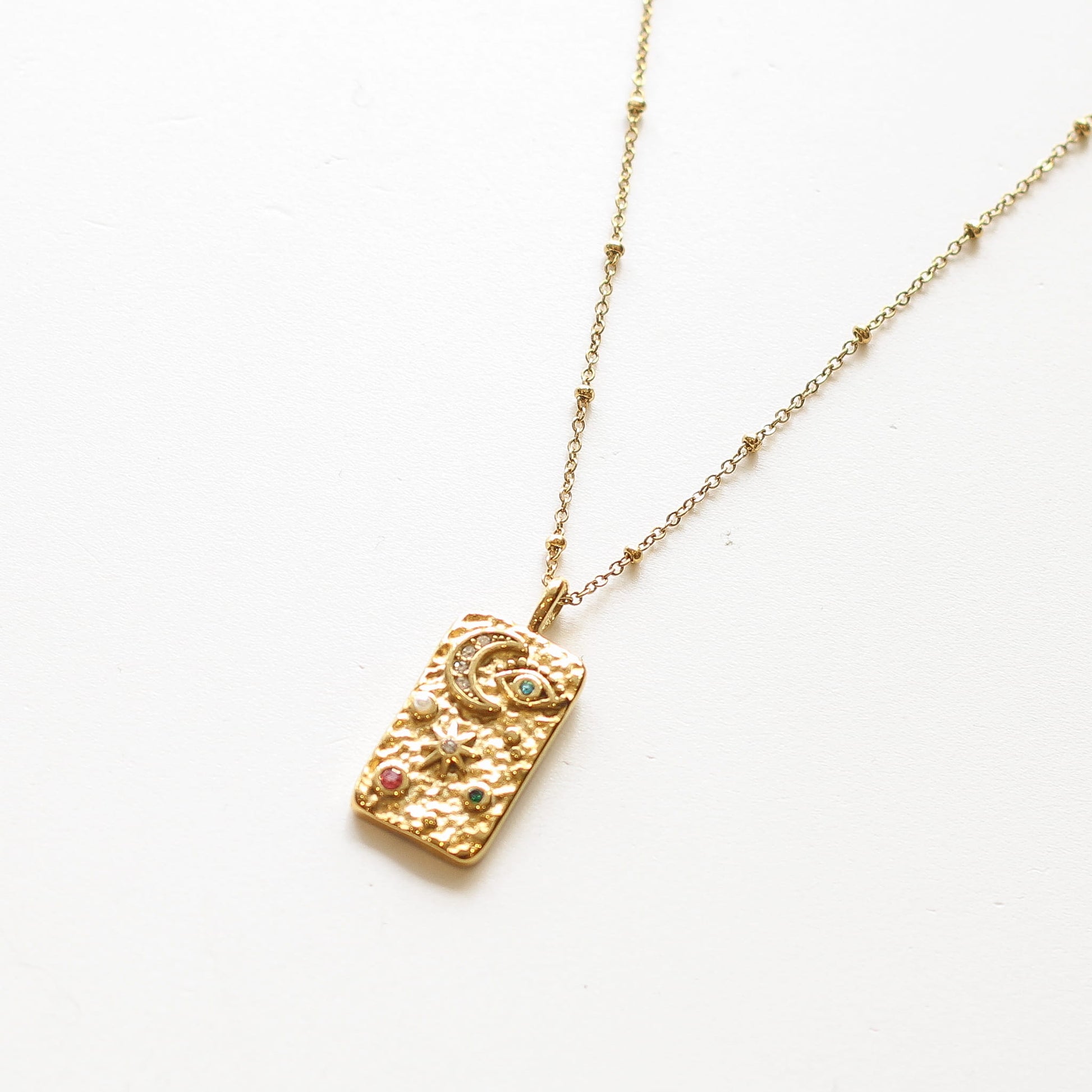 Collier Médaillon Lune, détail des pierres, création Mahny bijoux pierres semi-précieuses.