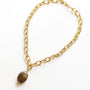 Collier Œil de Tigre chaîne épaisse, gros plan sur la pierre, Mahny bijoux pierre fine.