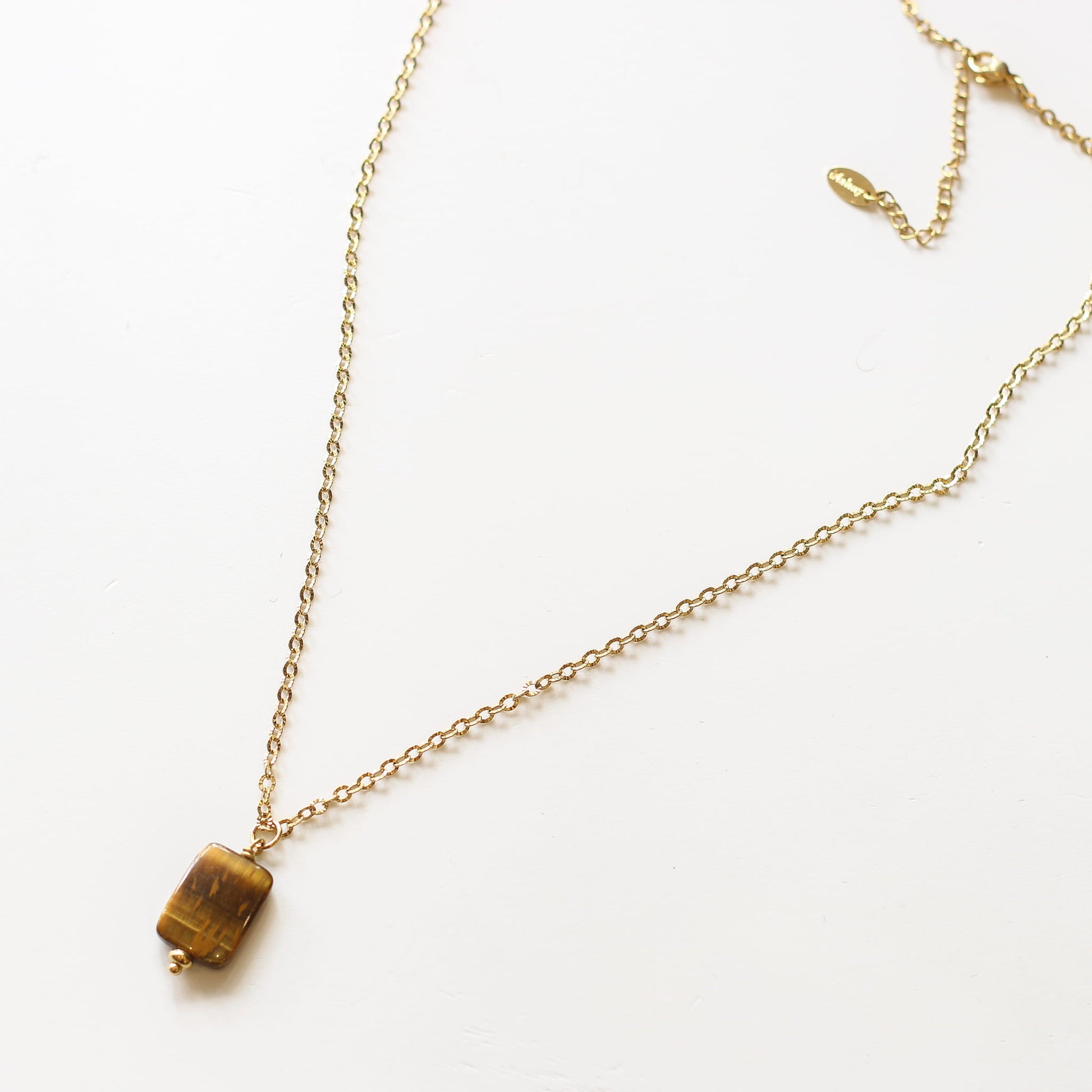 Collier Œil de Tigre chaîne striée, détail du fermoir signé Mahny, bijou femme pierre fine.