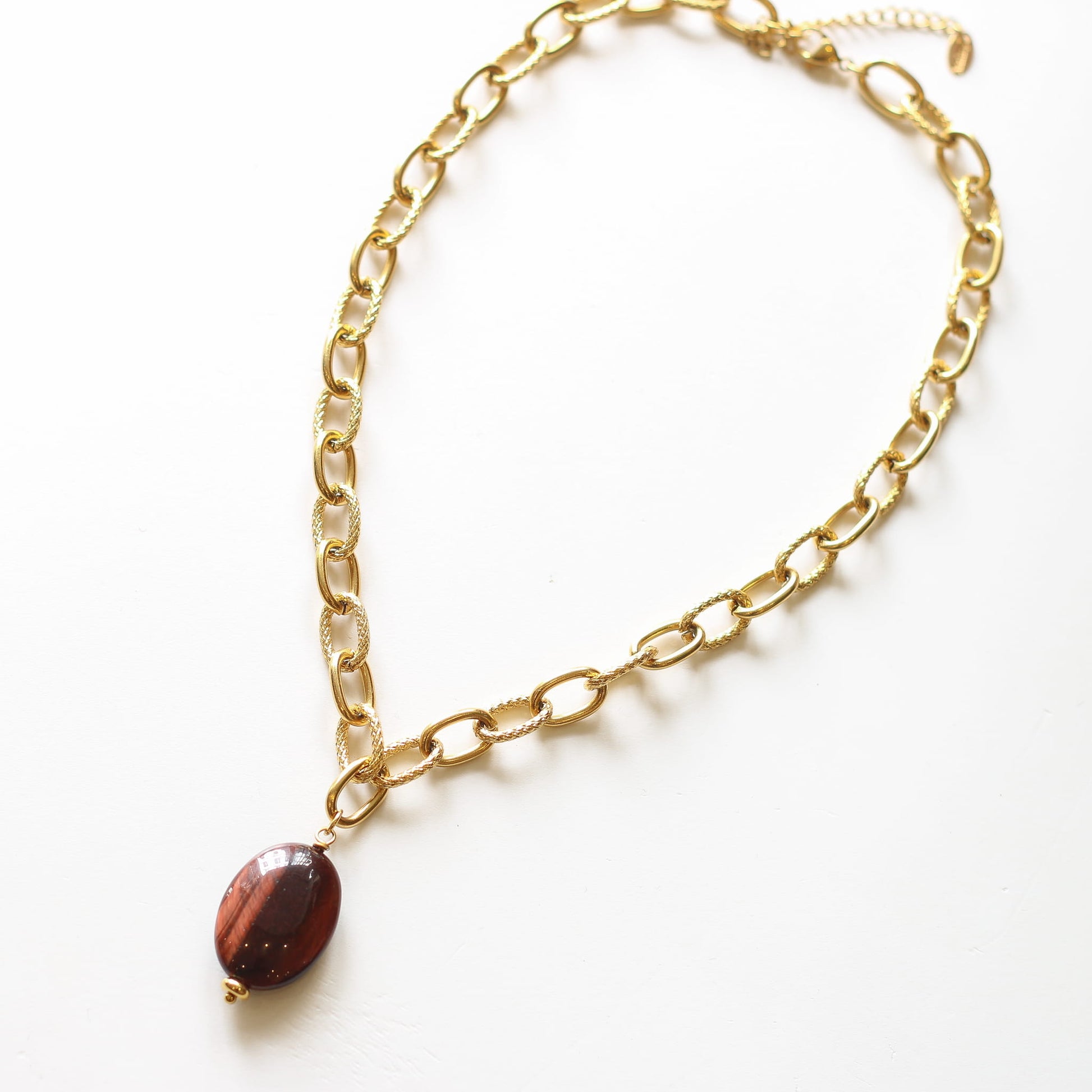Collier Œil de Taureau, vue à plat, Mahny pierres assemblées main, Paris.