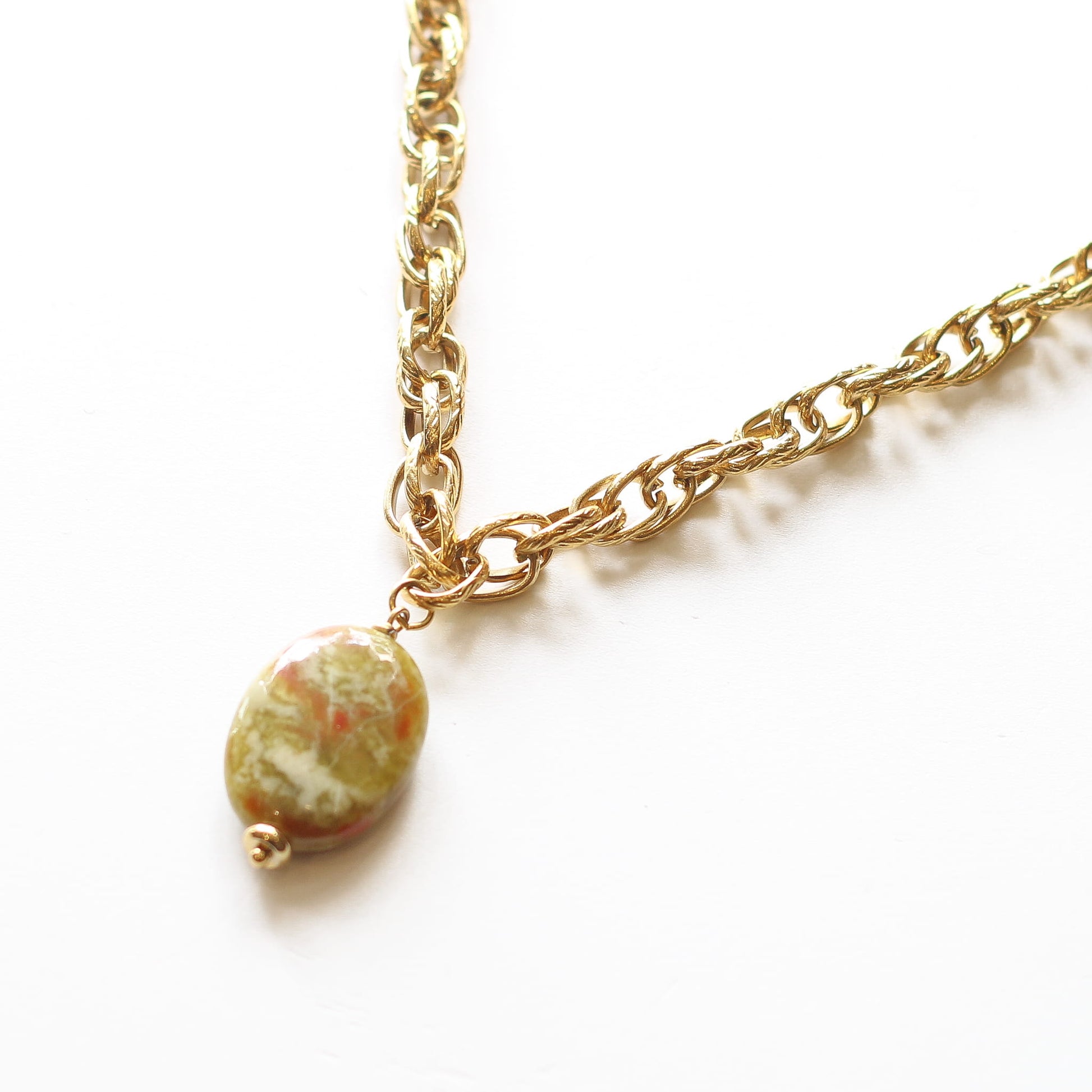 Collier Unakite chaîne corde, détail des pierres, création Mahny bijoux pierres semi-précieuses.
