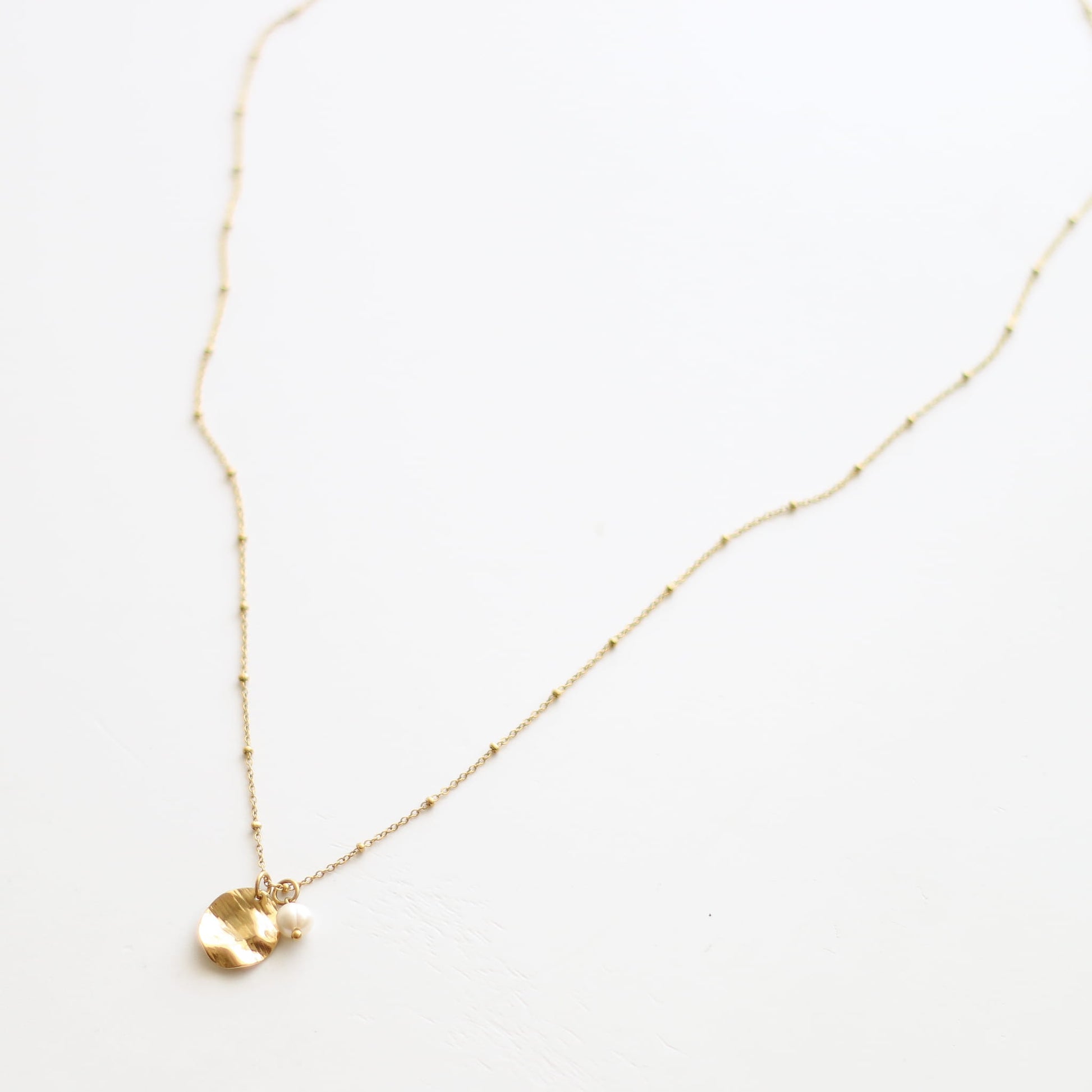 Collier en perle d'eau douce, assemblé à la main.