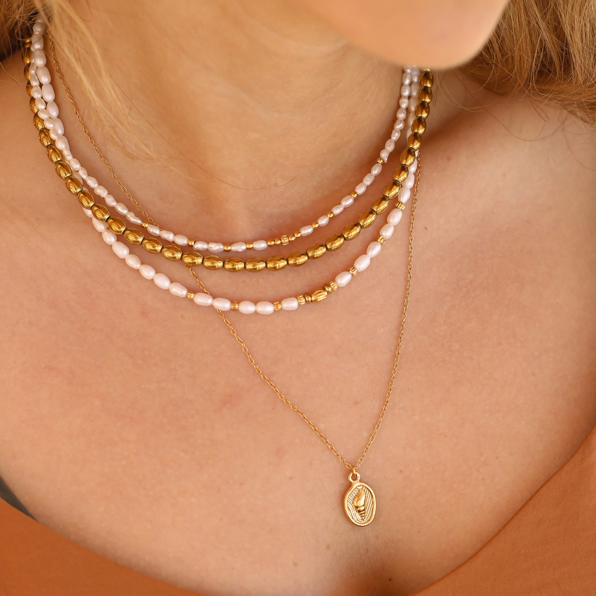 Collier en perle d'eau douce, assemblé à la main.