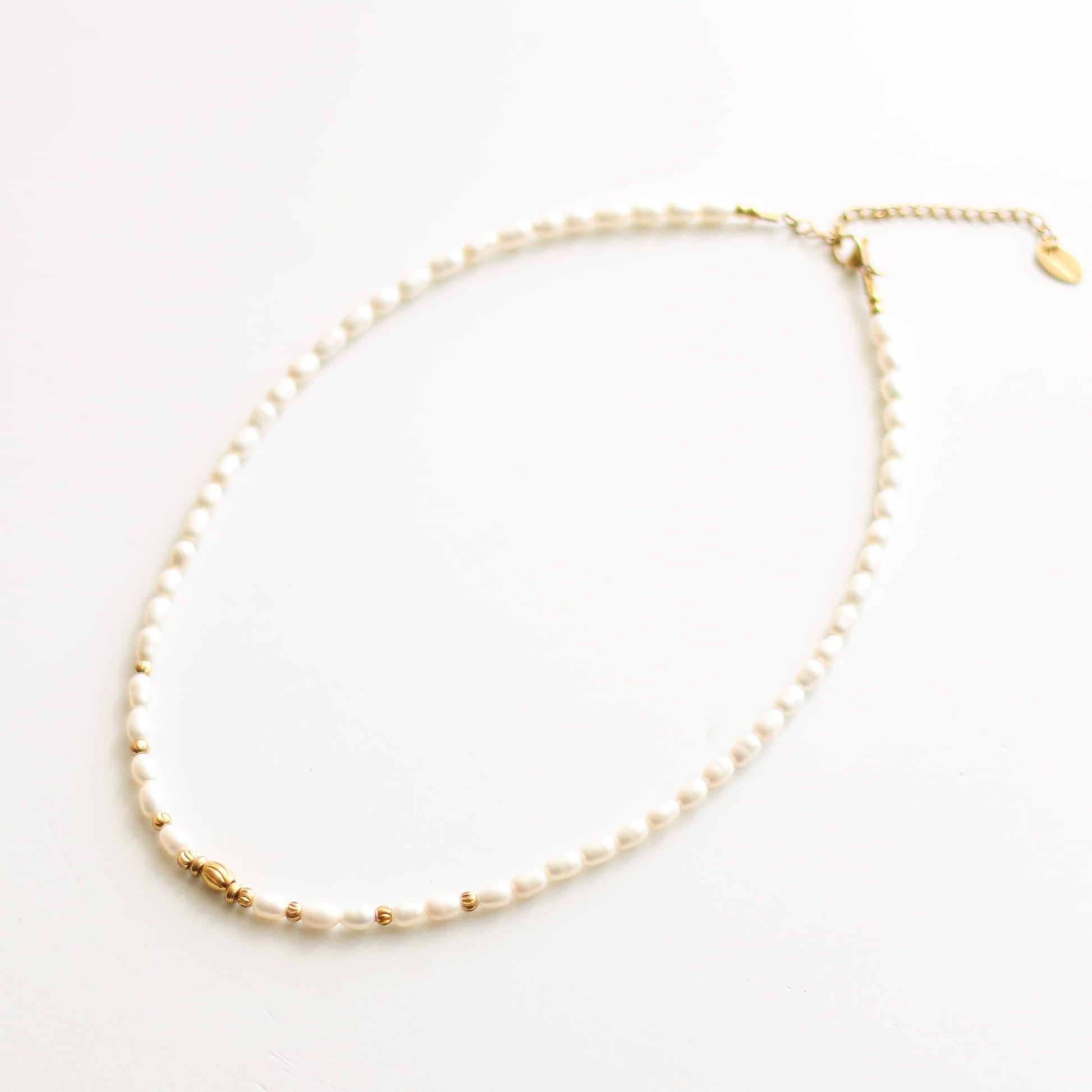 Collier en perle d'eau douce, assemblé à la main.