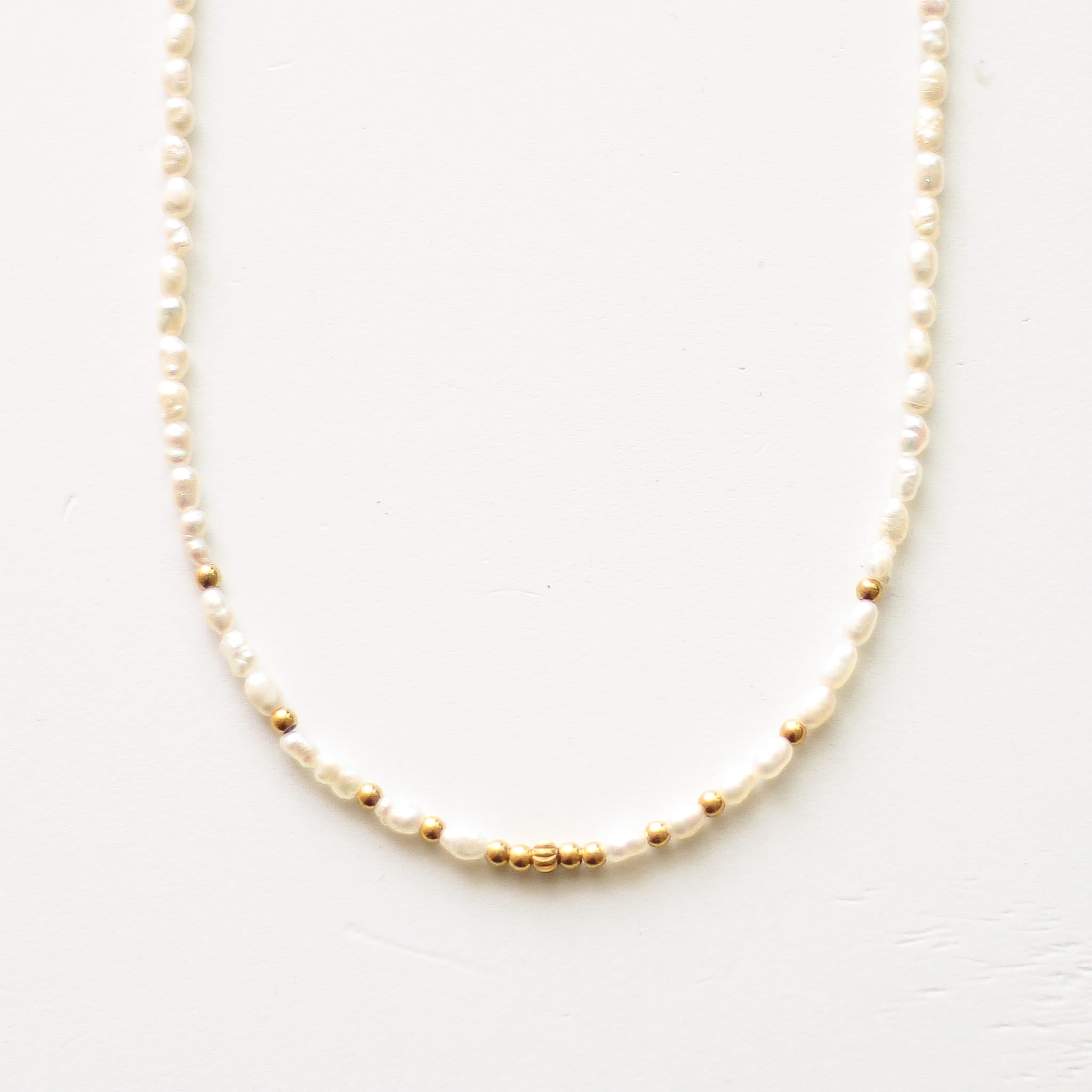 Collier en perle d'eau douce, hypoallergénique.