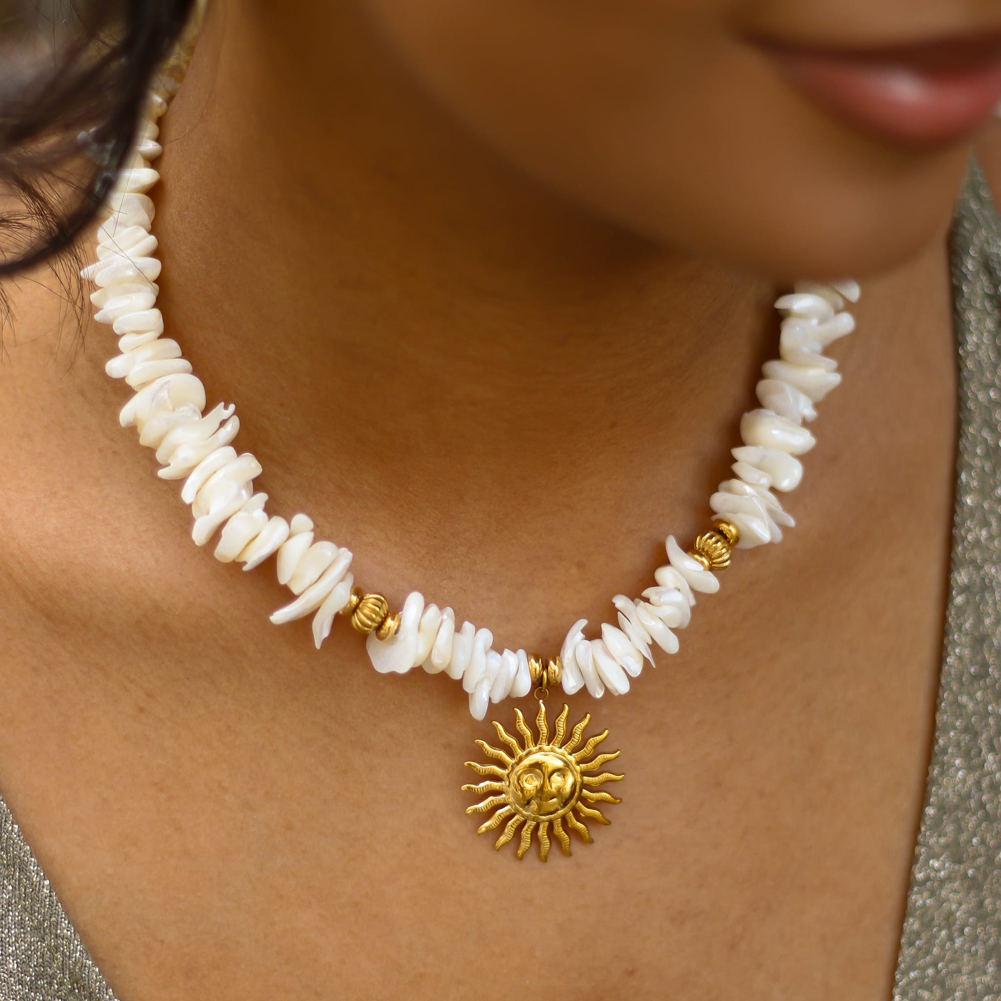 Collier en Nacre et son pendentif soleil été acier inoxydable