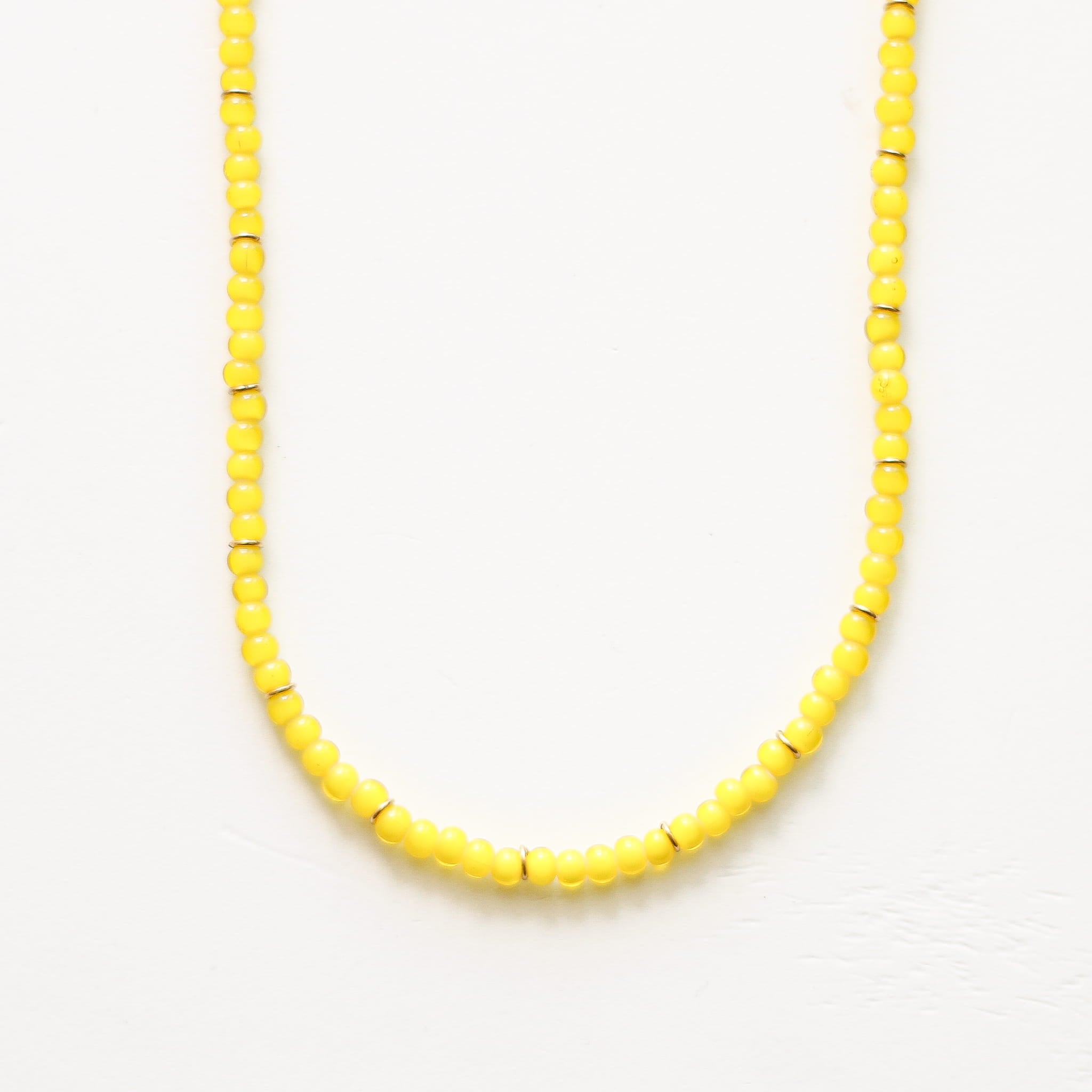 Collier en perle jaune, hypoallergénique.
