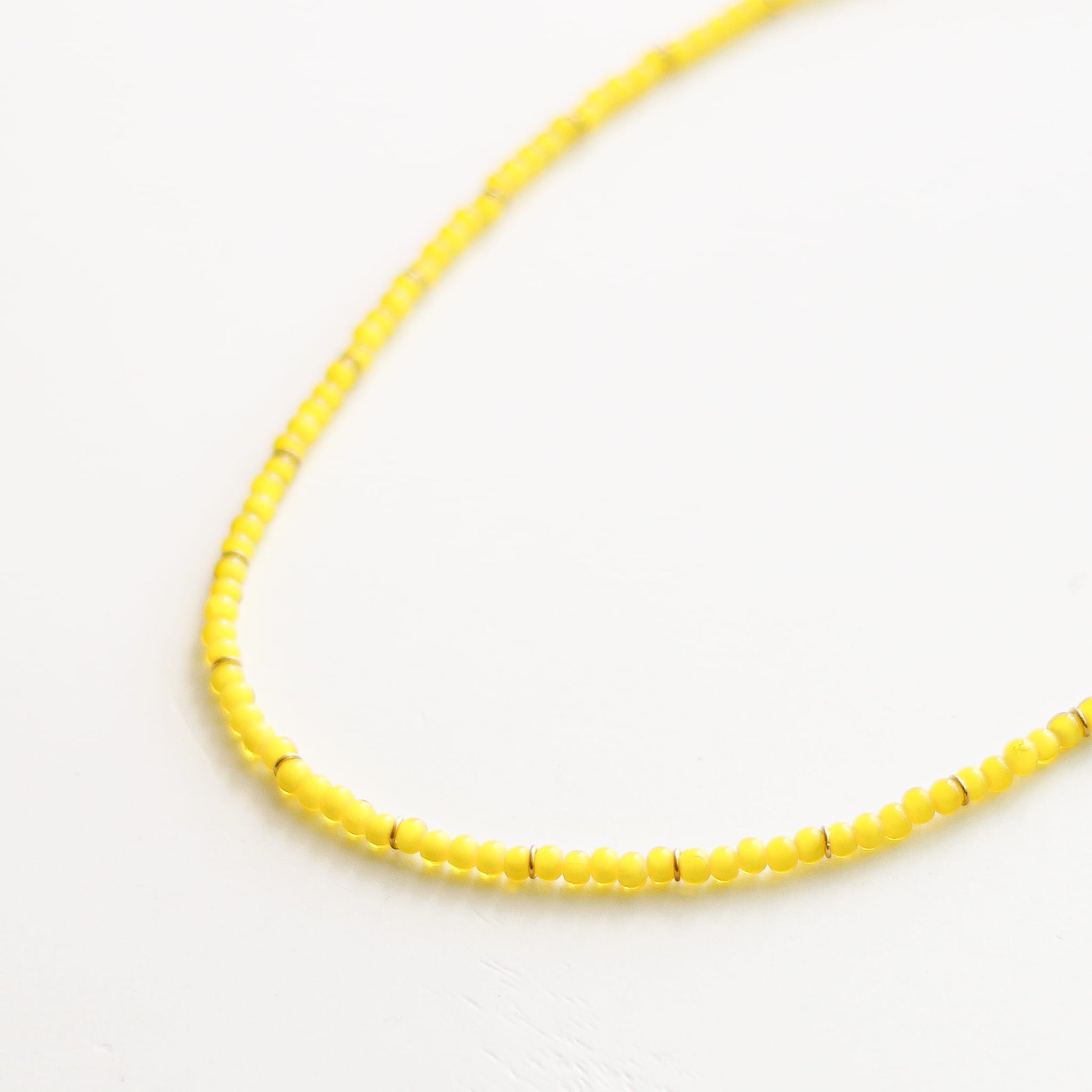 Collier en perle jaune, création faite main.