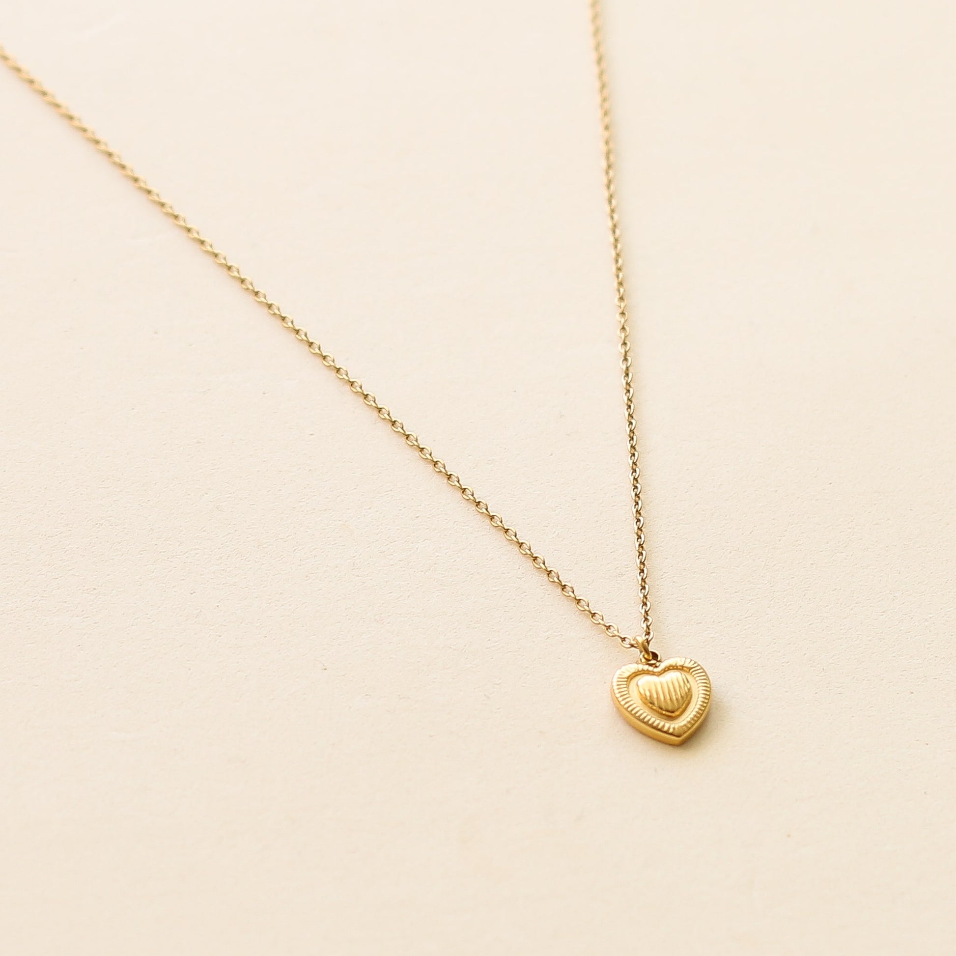 collier à chaine fine an acier inoxydable et son pendentif coeur doré