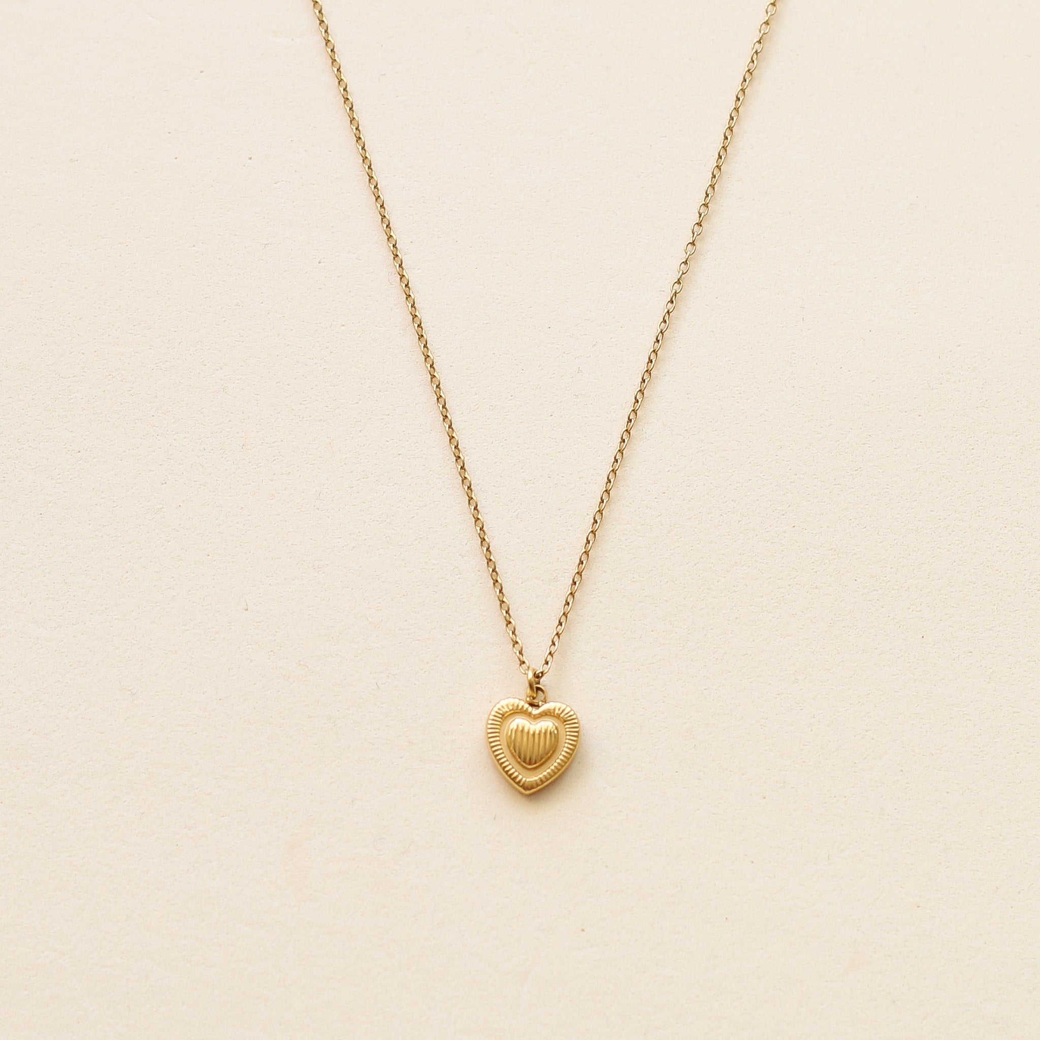 collier à chaine fine et pendentif coeur doré