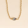 collier en chaine dorée avec une pierre de Labradorite