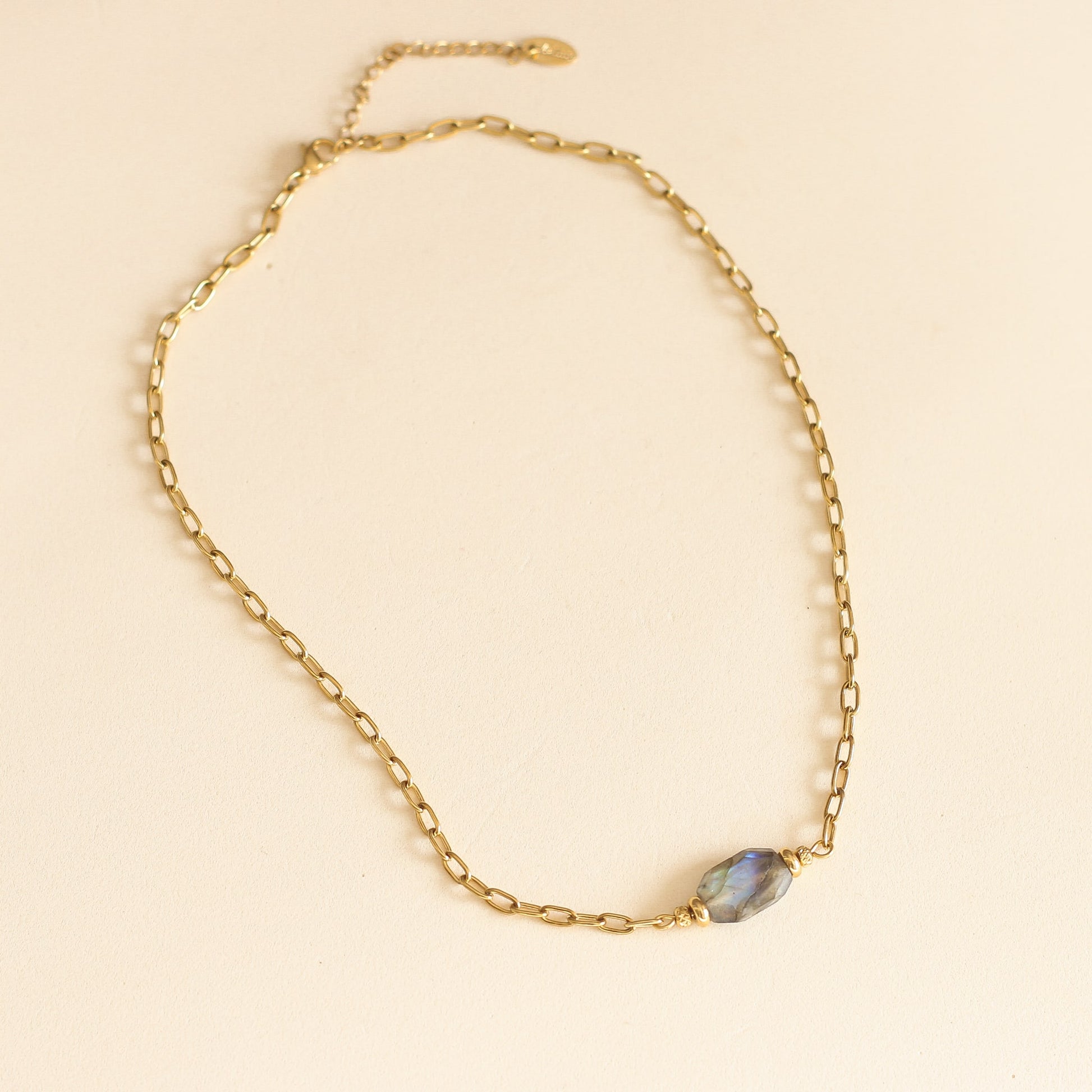 collier en chaine dorée trombone et pierre de Labradorite naturelle