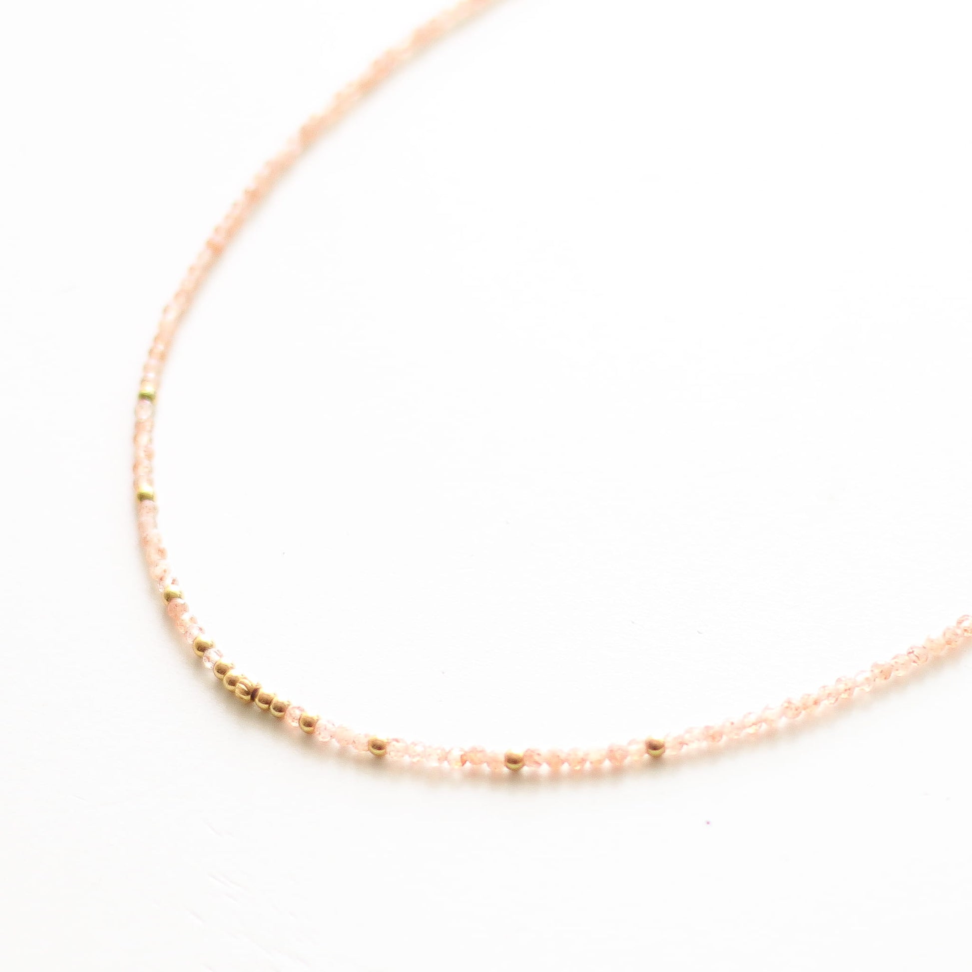 Collier en pierre de soleil, création faite main.