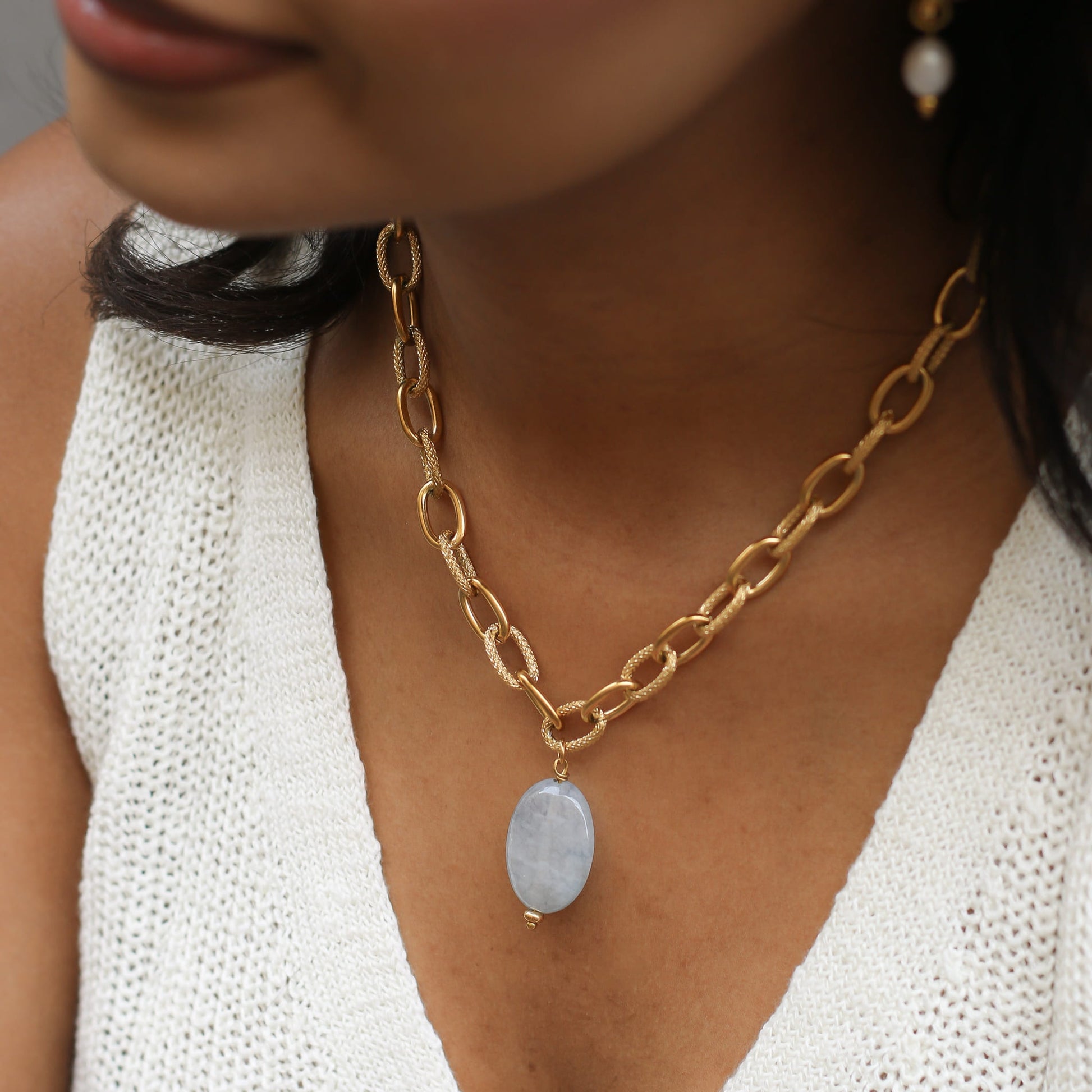 Collier en quartz bleu, création faite main.