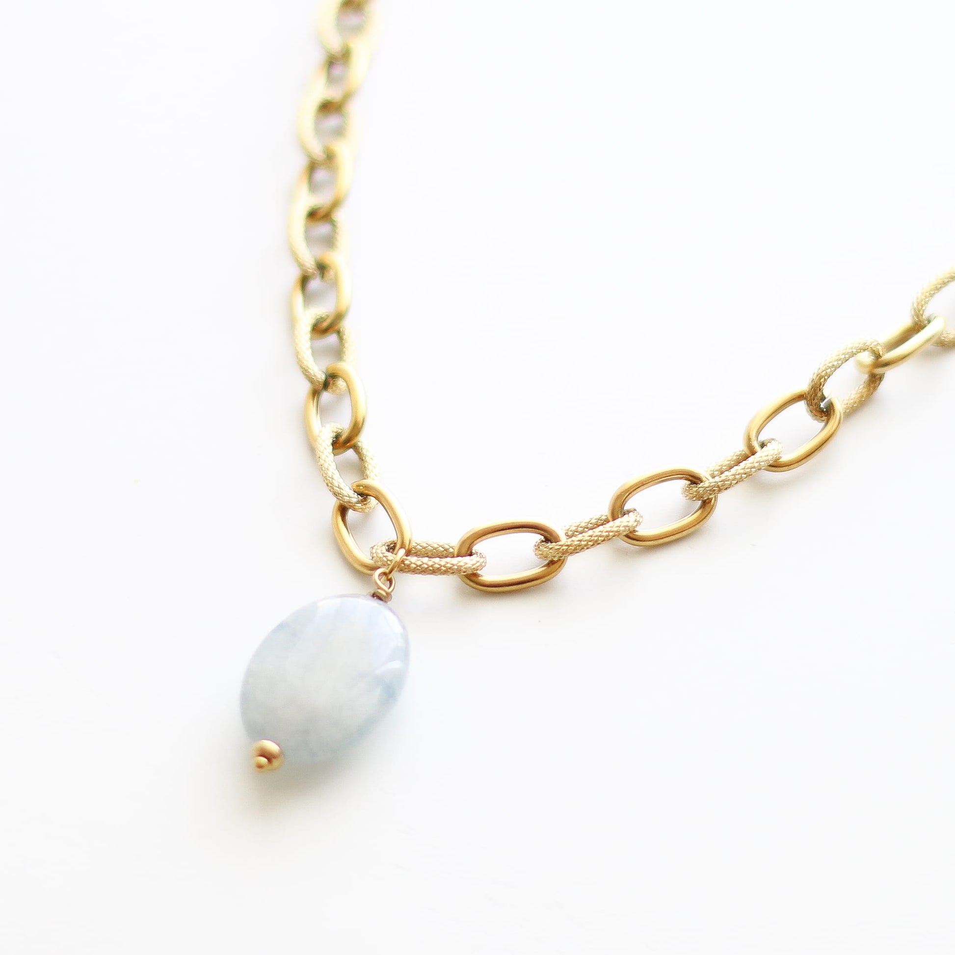Collier en quartz bleu, hypoallergénique.