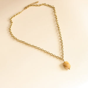 le Quartz rutile jaune la pierre naturelle du printemps sur chaine dorée