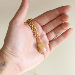 collier à pendentif en Quartz rutile pierre naturelle sur une chaine dorée