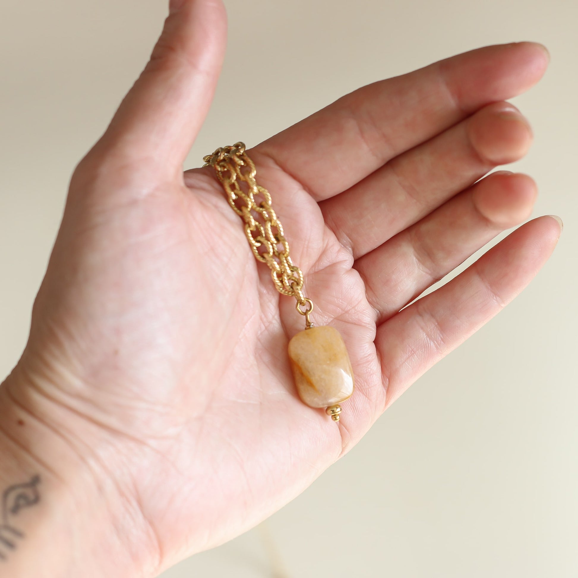 collier à pendentif en Quartz rutile pierre naturelle sur une chaine dorée