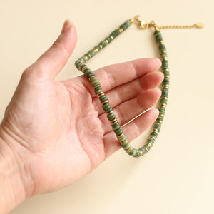 collier en pierre fine naturelle de Serpentine verte perlée montées sur de l'acier inoxydable 