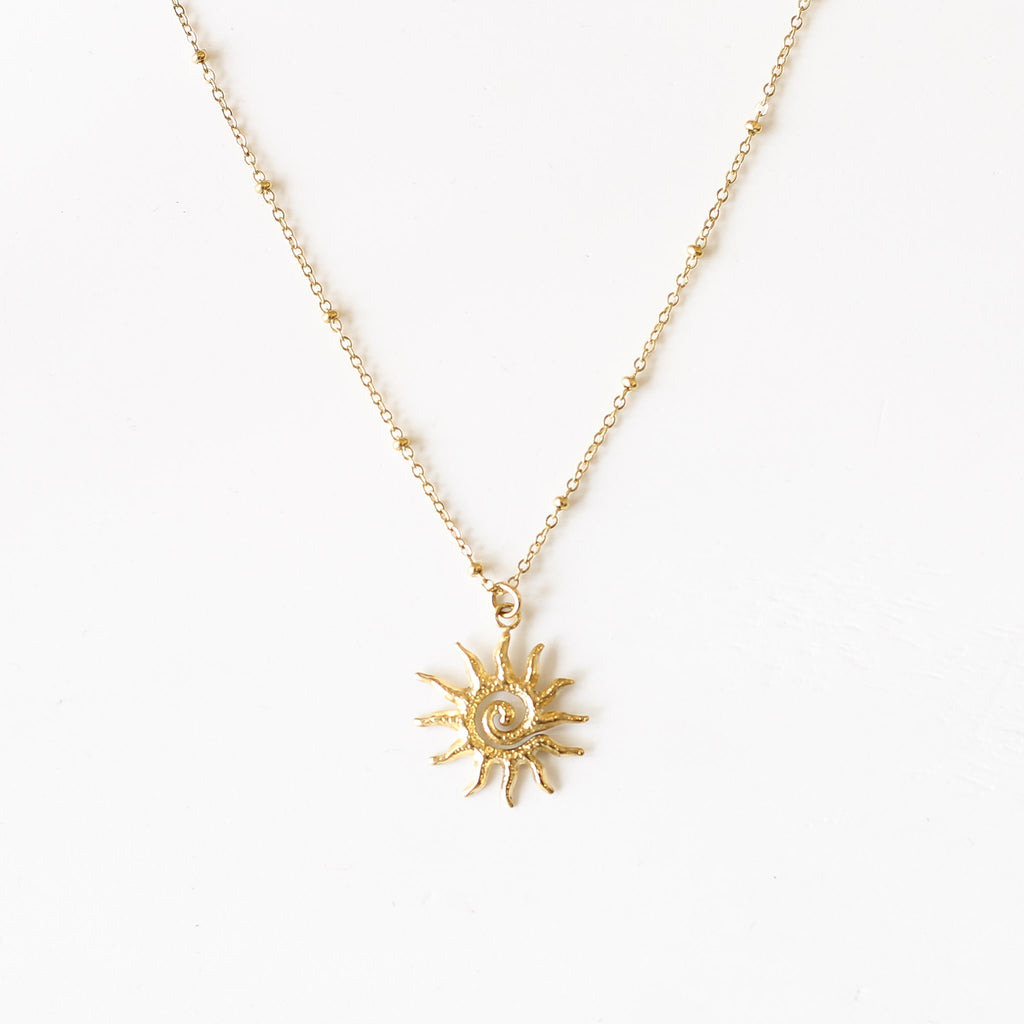 collier solar pendentif soleil dore acier