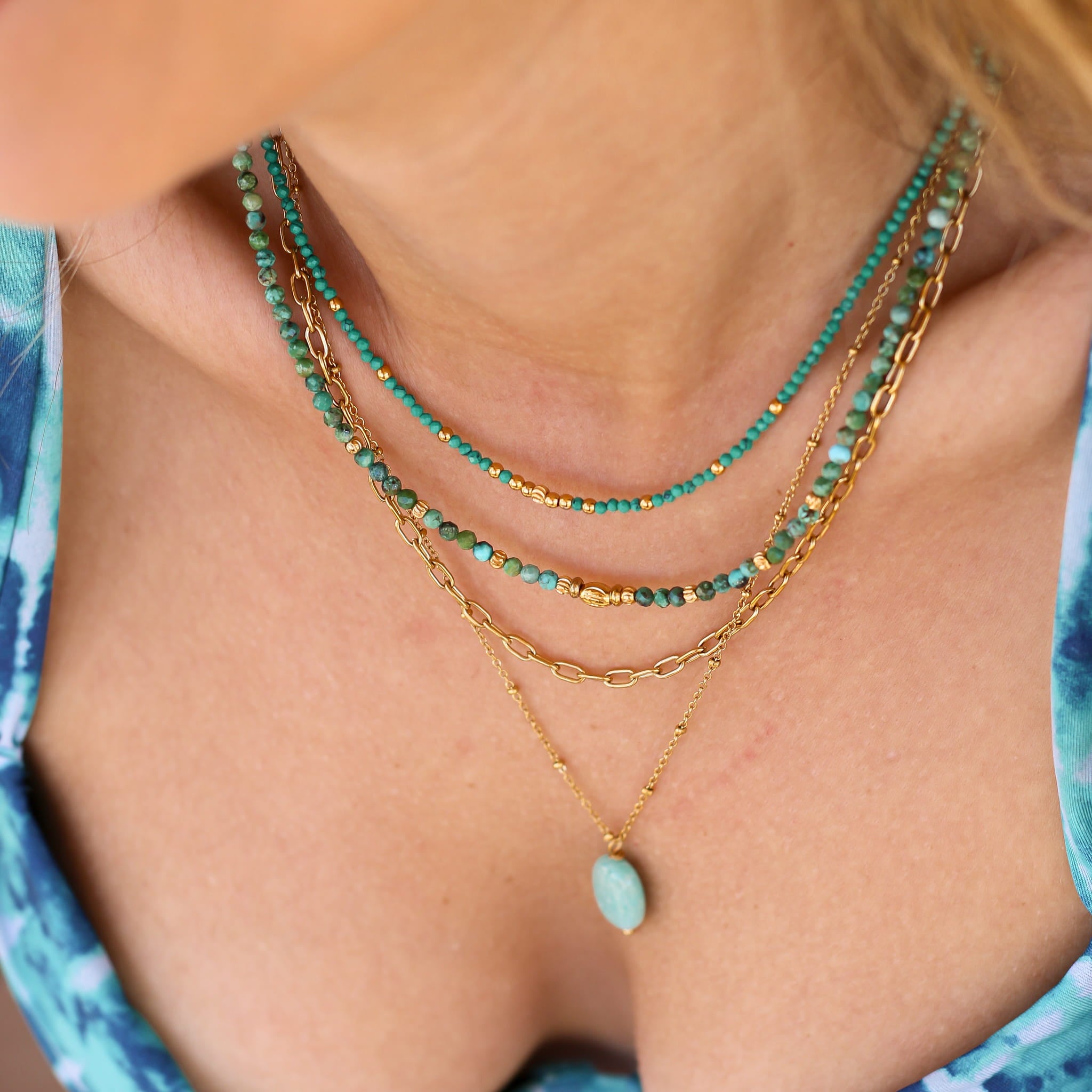 Collier en howlite, assemblé à la main.