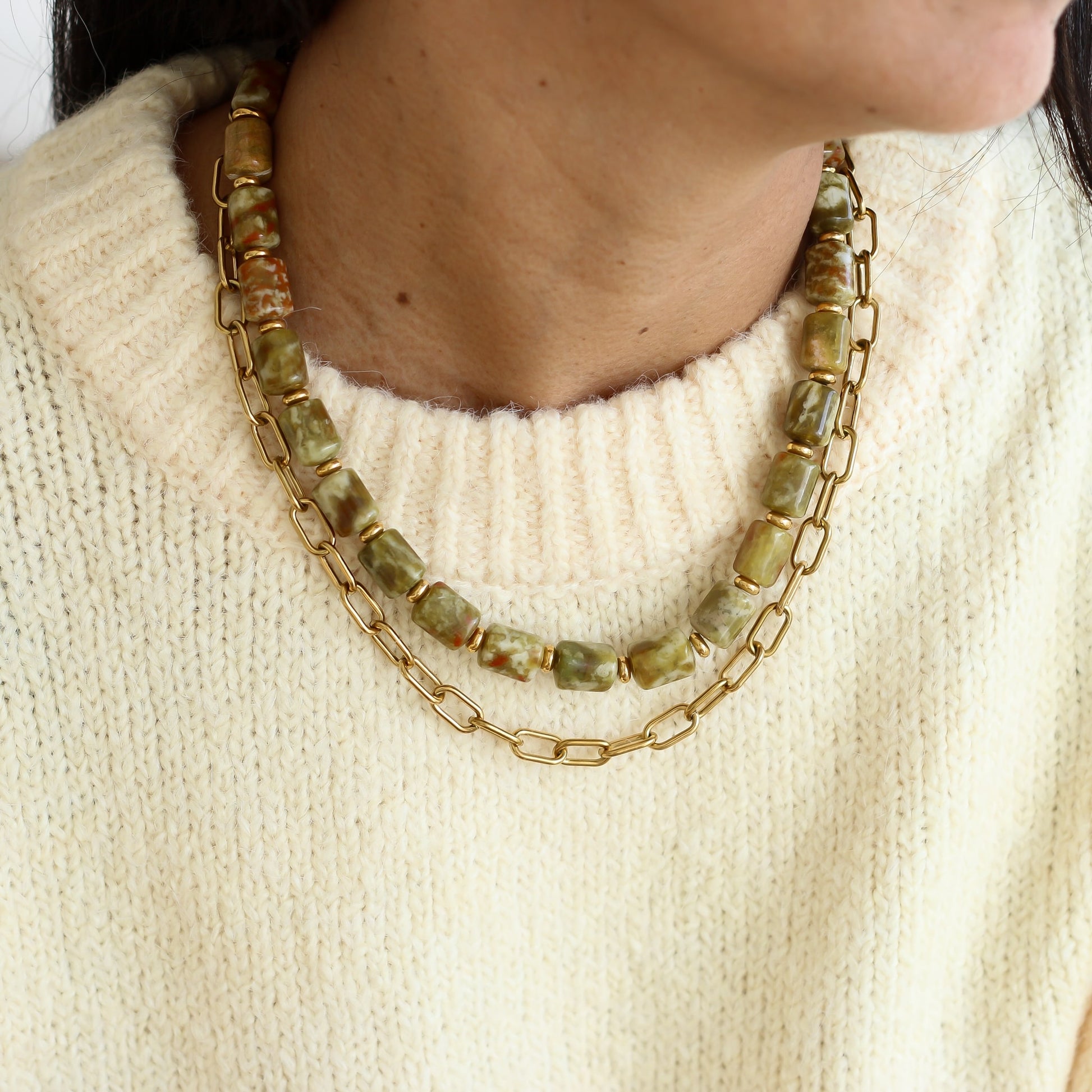 collier monté à la main en perles d'Unakite aux couleurs tendances