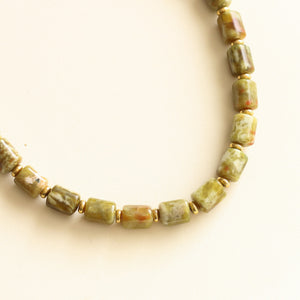 collier en perles d'Unakite séparées par des perles dorées en acier inoxydable 
