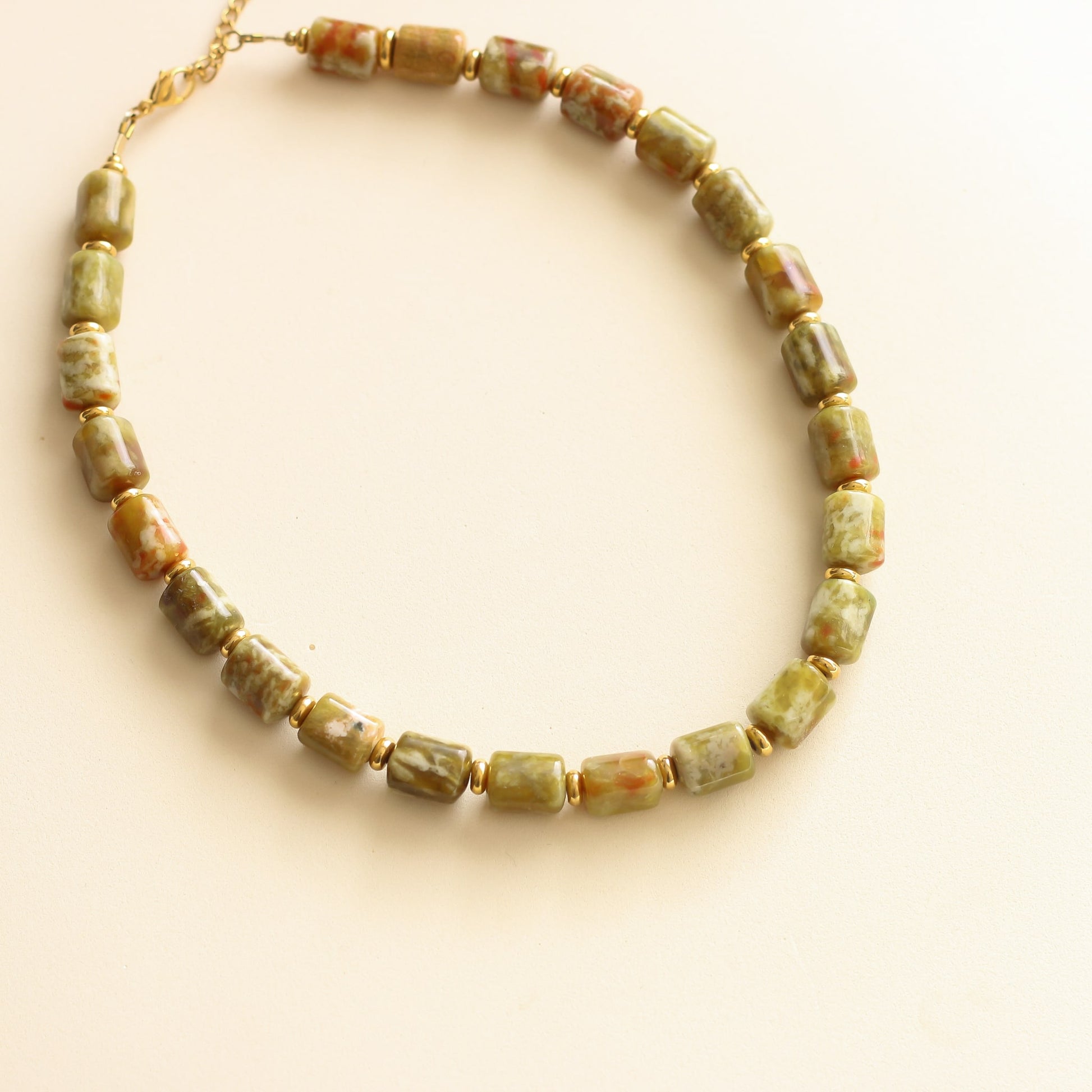 collier en perles épaisse d'Unakite à offrir à sa soeur pour un look trendy 