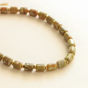 collier en Unakite aux teintes vertes et orangées marbrées 