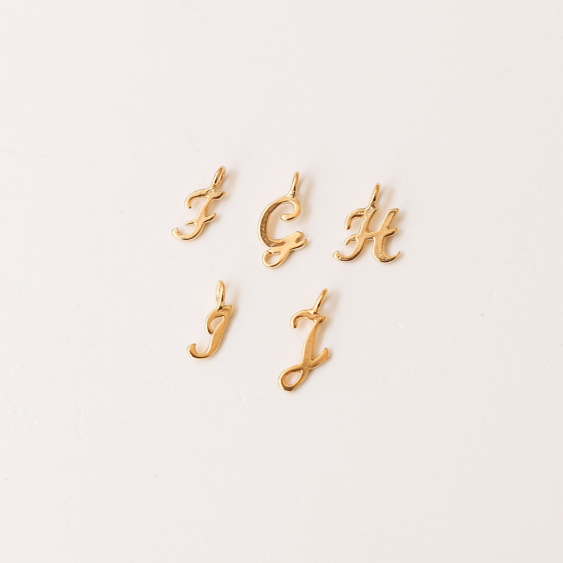 charms lettre manuscrite créateur doré