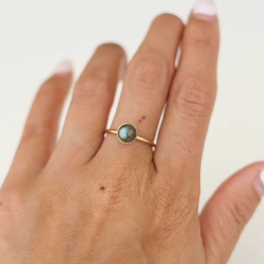 Bague créatrice Labradorite plaqué or porté