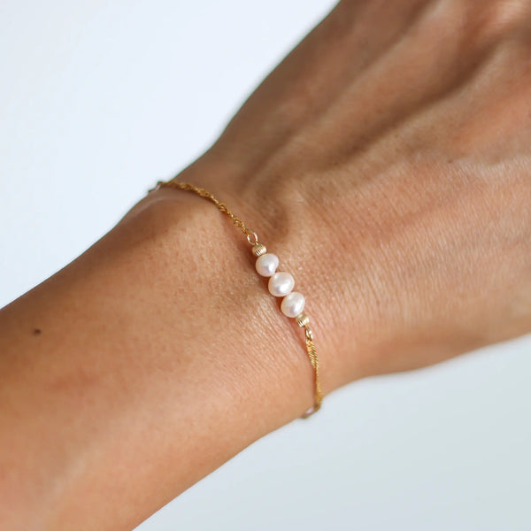 bracelet créateur fin perle d'eau douce porté