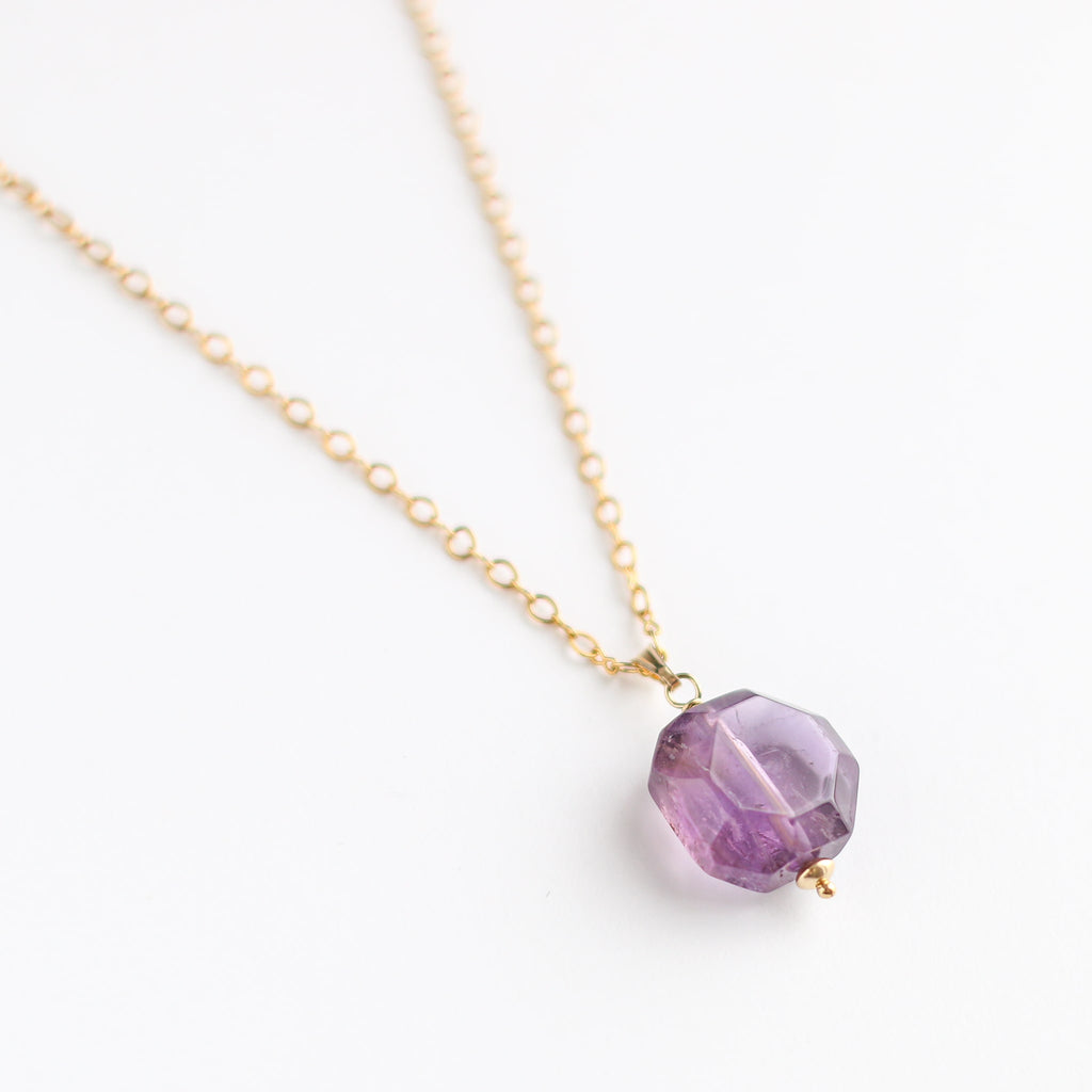 collier sérénité améthyste doré détails